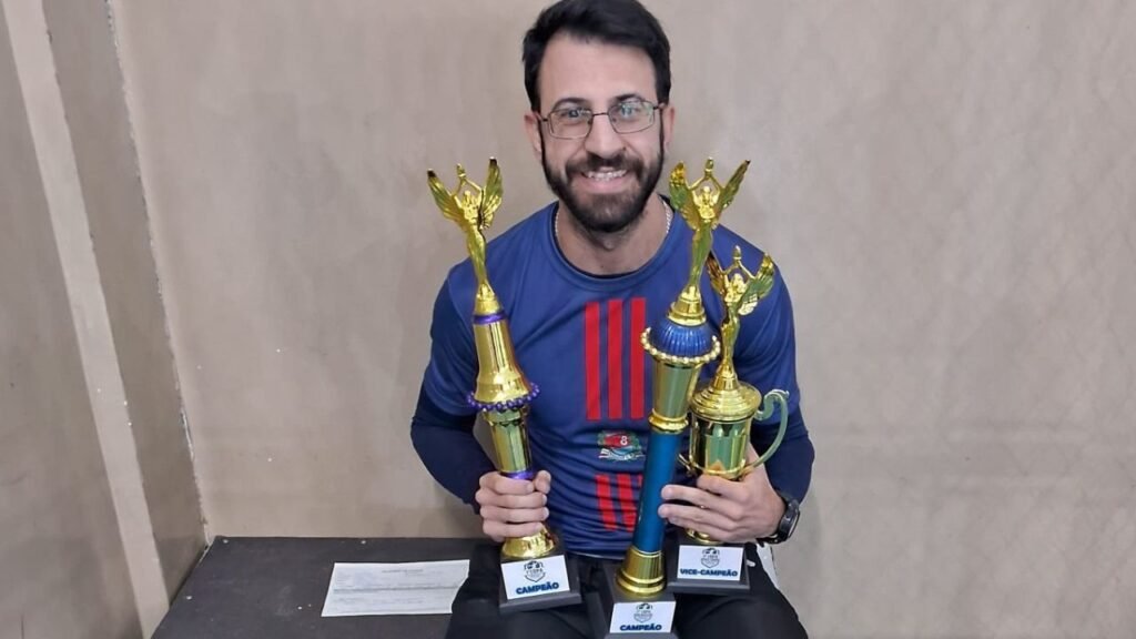 Prof. Vitor com os três troféus conquistados no primeiro semestre pela equipe de handebol de Indaiatuba