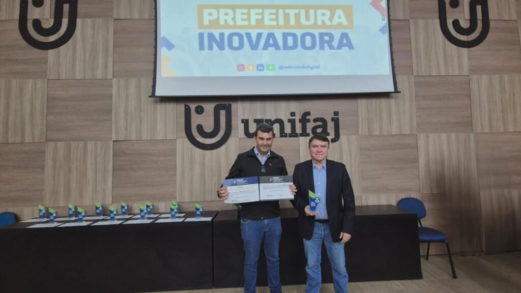 Georgia Dal Ri e Couto Prefeito Nilson Gaspar recebe título de Prefeitura Inovadora em Fórum de Cidades Digitais e Inteligentes