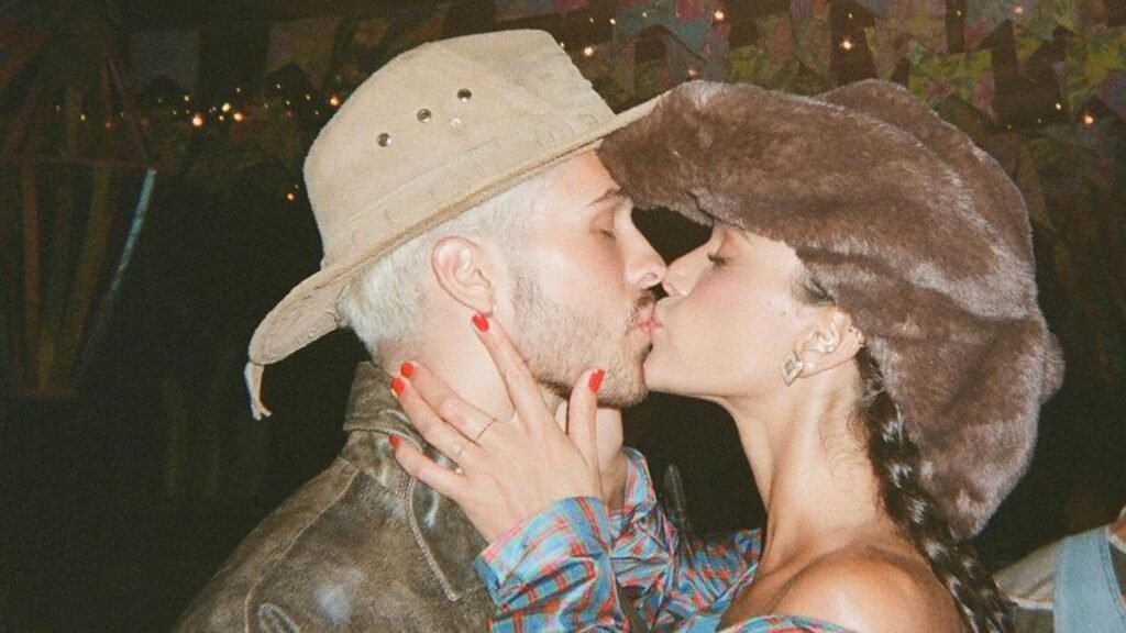 Bruna Marquezine publica clique beijando João Guilherme