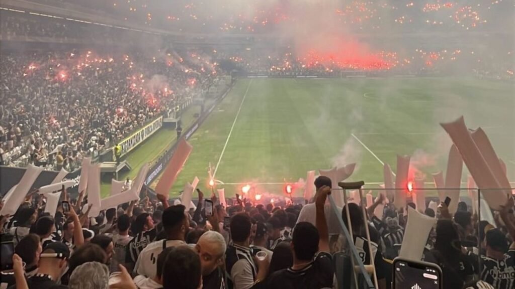 Foto Destaque: torcedores do Atlético-MG fazem festa no entorno da Arena MRV (Instagram/@atletico)