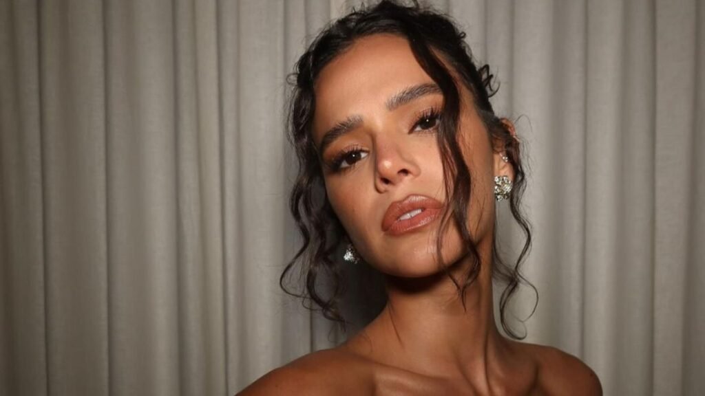 Look avaliado em R$ 85 Mil: Bruna Marquezine desfila elegância em pré-estreia da Disney+